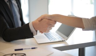 Dyktafon pozwala precyzyjnie nagrać dźwięk. Na co zwrócić uwagę planując zakup?