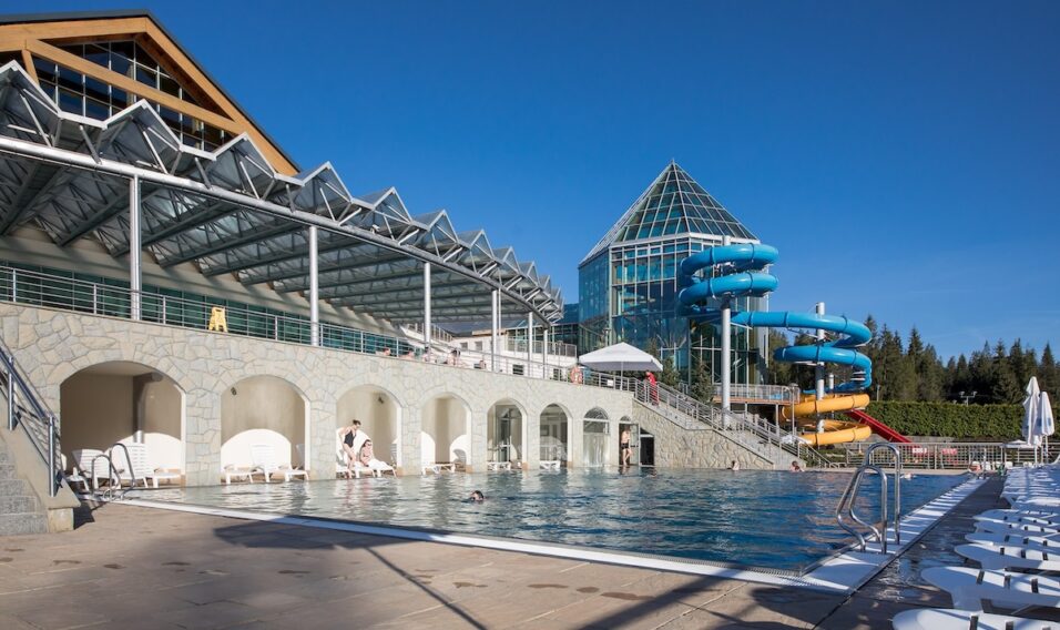 Hotele z basenami termalnymi – idealny wybór na rodzinne ferie