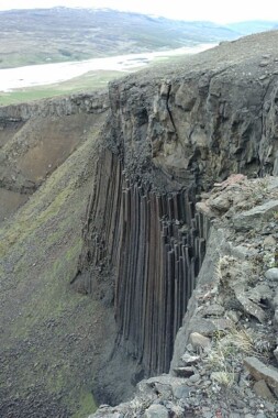 Bazaltowe kolumny otaczające wodospad Litlanesfoss