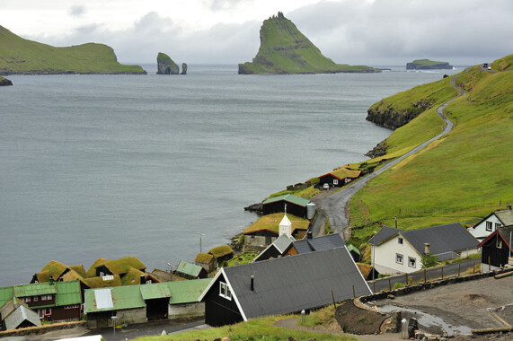 Wieś Bøur – w tle widoczna niezamieszkana wysepka Tindhólmur