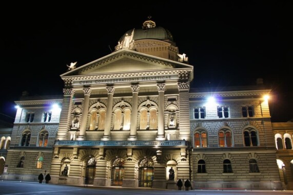 Bundeshaus nocą, Berno