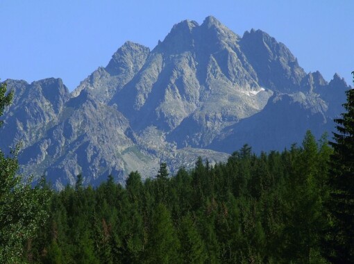 Widok z Szczyrbskiego Jeziora na Ciężki Szczyt, Wysoka, Smoczy Szczyt