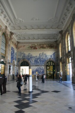 Wnętrze dworca kolejowego São Bento w Porto
