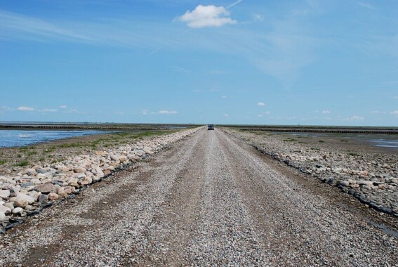 Grobla podczas odpływu – umożliwiaja dostanie się na wyspę Mandø