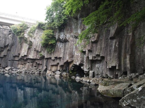 Klify Jusangjeolli na wyspie Czedżu w Korei Południowej