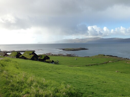 Pokryte trawą domki w Kirkjubøur