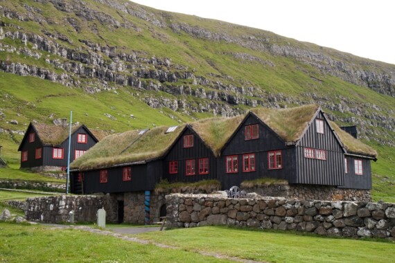 Kirkjubøargarður położony w Kirkjubøur – jeden z najstarszych stale zamieszkanych budynków z drewna na świecie