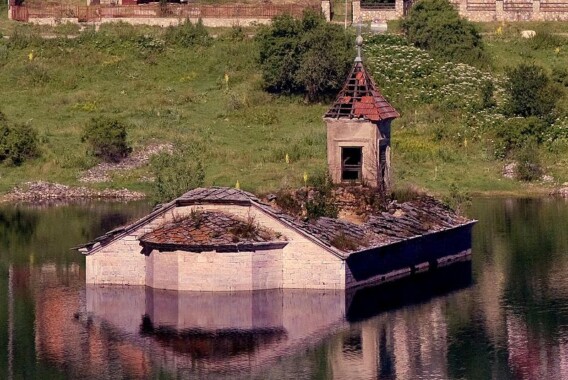 Zanurzony Kościół św. Mikołaja w Mavrovo