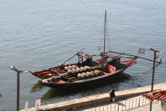 Łódź przy nadbrzeżu Cais da Ribeira w Porto