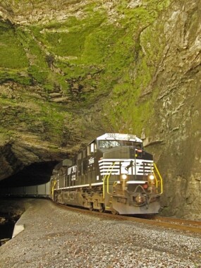 Pociąg korzystający z tunelu kolejowego Natural Tunnel State Park