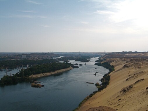 Rzeka Nil przepływająca przez miasto Asuan w Egipcie