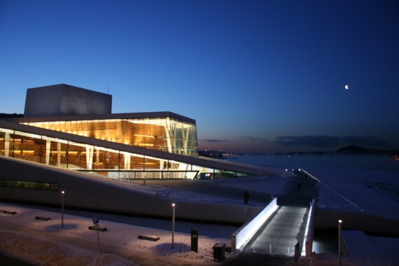 Opera w Oslo nocą