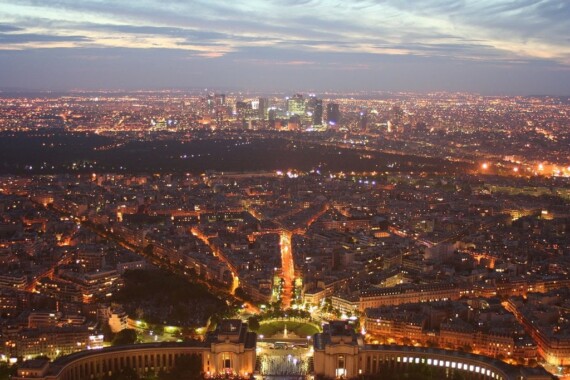 Paryż nocą widziany z Wieży Eiffel
