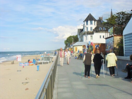 Plaża i promenada w Sarbinowie