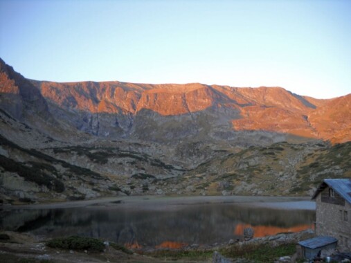 Poranek nad Ribnoto Ezero w Dolinie Siedmiu Jezior