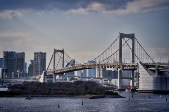 Rainbow Bridge łączący port Shibaura z wyspą Odaibaw w Tokio