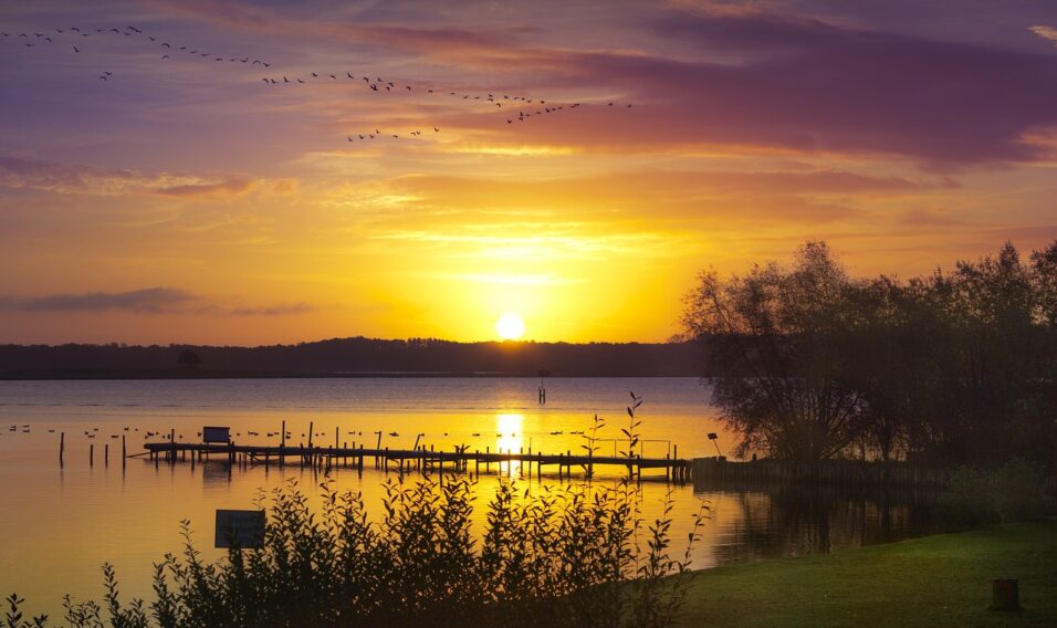 Rodzinny wypoczynek w hotelu nad jeziorem – idealne miejsca na wakacje z dziećmi