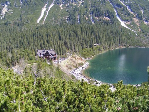 Schronisko nad Morskim Okiem widoczne z „Ceprostrady”