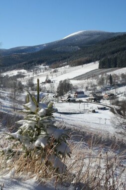 Wieś Kamienica – w tle Śnieżnik