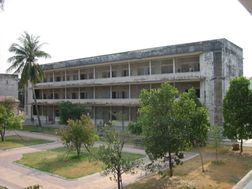 Dziedziniec Muzeum Ludobójstwa Tuol Sleng w Phnom Penh