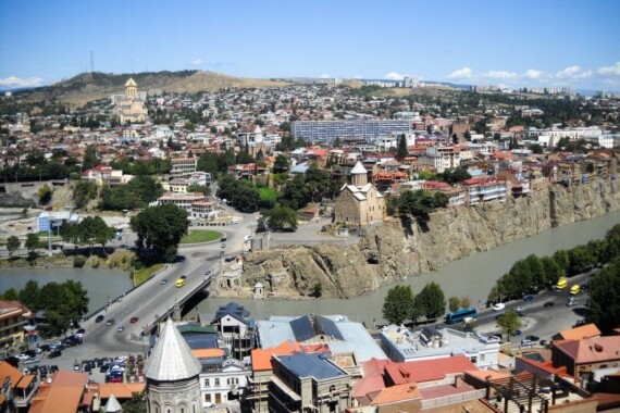 Dzielnica Avalbarii z kościołem Metekhi i Samebą – widok z twierdzy Narikala w Tbilisi