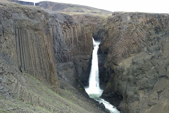 Wodospad Litlanesfoss otoczony bazaltowymi kolumnami