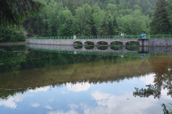Zapora na Łomnicy i park przy zaporze w Karpaczu