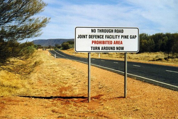 Znak ostrzegawczy na drodze do Pine Gap
